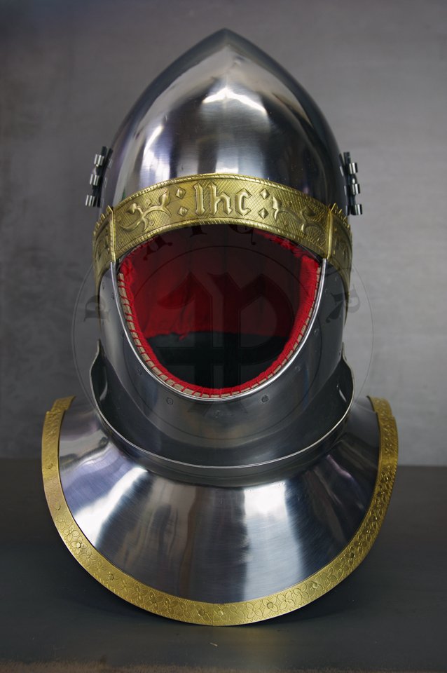 The great bascinet in English style for Agincourt battle period. Demi-greaves connected with greaves on rotary pin. Made of high quality mild steel of 2 mm and 1,5 mm thickness. Heat hardened and tempered up to 34 HRC. Brass bands decoration motive based on example visible on Henry V tournament helm. Brow plate and vervelles cover is interpretation based on few effigies from this period. Weight 6 kg./ Wielki bascinet w stylu angielskim na okres bitwy pod Agincourt. Wykonany z wysokiej jakoci stali niskowglowej o gruboci 2 mm i 1,5 mm. Hartowany i odpuszczany do 34 HRC. Mosine listwy dekoracyjne z motywem wzorowanym na hemie turniejowym Henryka V. Pozostae dekoracje s interpretacj wzorowan na kilku nagrobkach z epoki. Waga 6 kg.